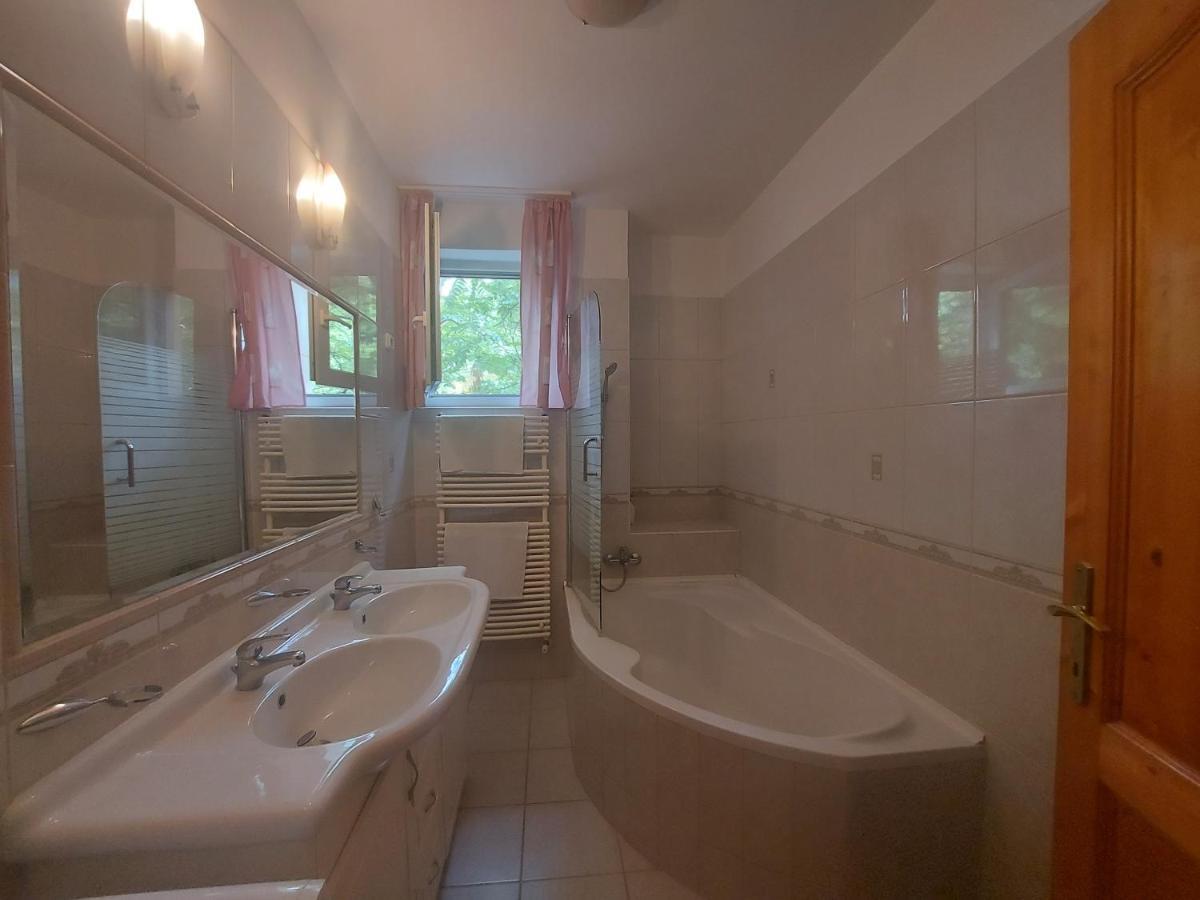 Lara Apartman Debrecen Ngoại thất bức ảnh