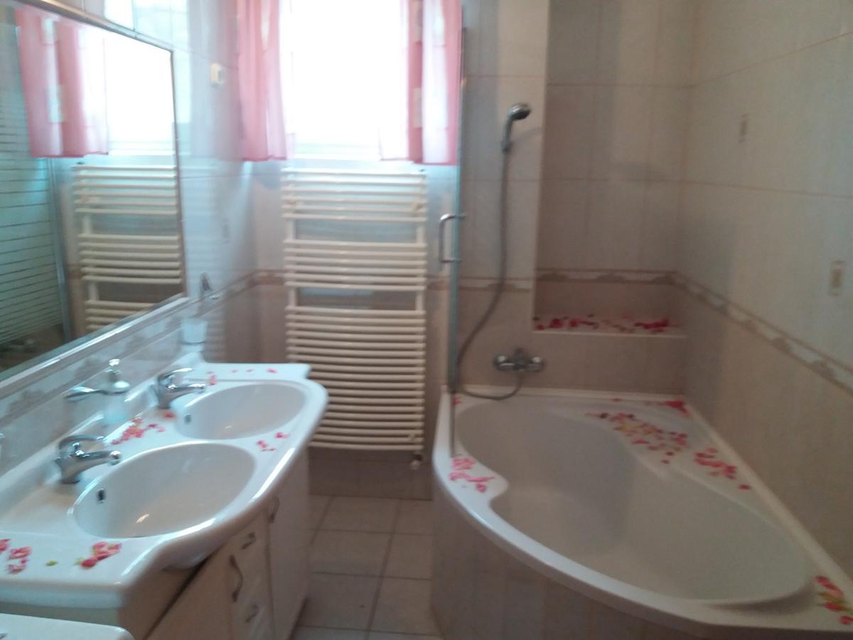 Lara Apartman Debrecen Ngoại thất bức ảnh